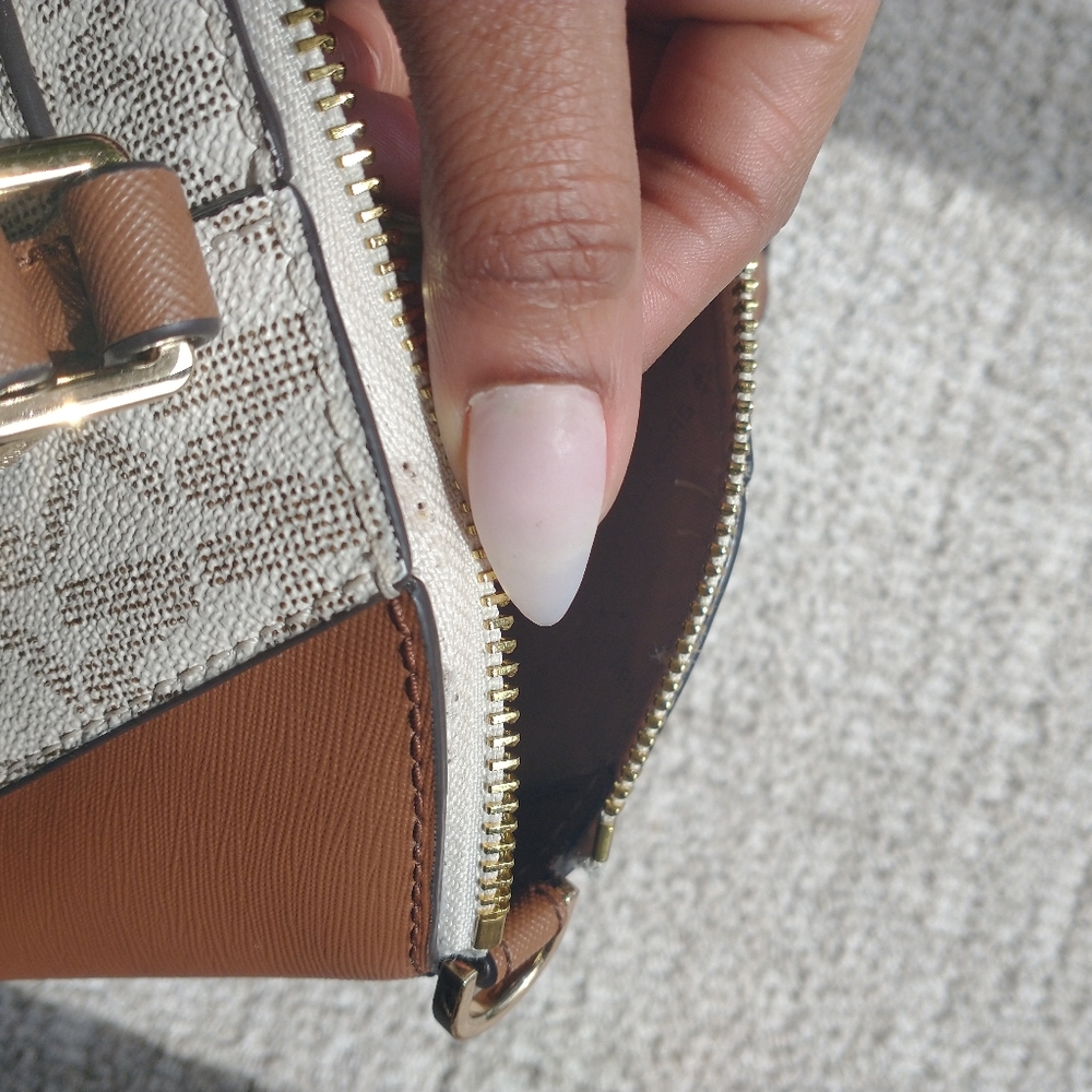 Women's Michael kors "Ciara - vanilla/lugg MD messenger " monogrammed crossbody - Picture 15 of 15
